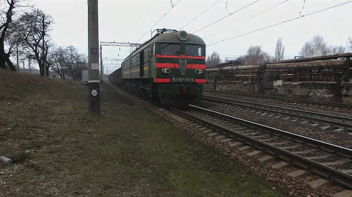 ВЛ8м-946 с коротким грузовым поездом.